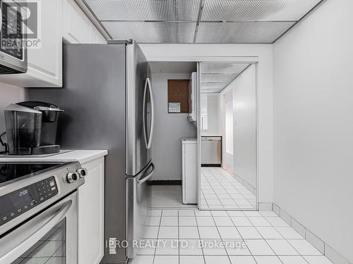 Ph09 - 28 Hollywood Avenue, Toronto (Willowdale East), ON - Indoor Photo Showing Kitchen