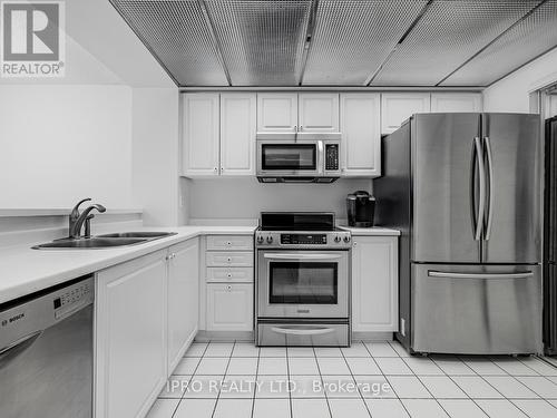 Ph09 - 28 Hollywood Avenue, Toronto (Willowdale East), ON - Indoor Photo Showing Kitchen With Double Sink