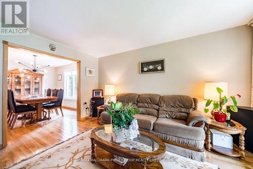 33 Renwick Road, Clarington (Courtice), ON - Indoor Photo Showing Living Room