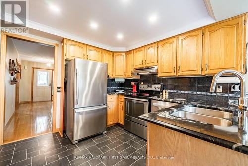 33 Renwick Road, Clarington (Courtice), ON - Indoor Photo Showing Kitchen With Double Sink