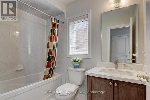 881 Memorial Circle, Newmarket, ON - Indoor Photo Showing Bathroom