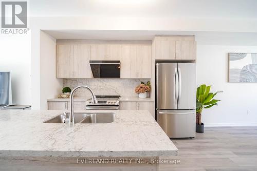 33 Origin Way, Vaughan (Patterson), ON - Indoor Photo Showing Kitchen With Double Sink With Upgraded Kitchen