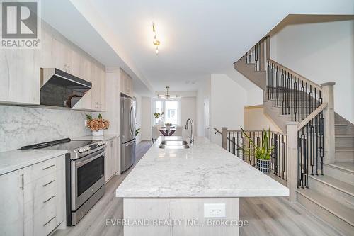 33 Origin Way, Vaughan (Patterson), ON - Indoor Photo Showing Kitchen With Upgraded Kitchen