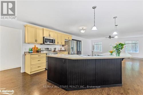 557 South Mary Lake Road, Huntsville, ON - Indoor Photo Showing Kitchen With Upgraded Kitchen