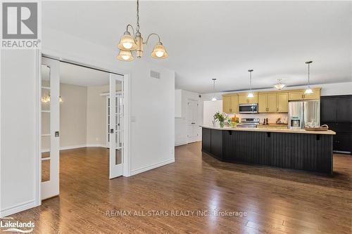 557 South Mary Lake Road, Huntsville, ON - Indoor Photo Showing Kitchen