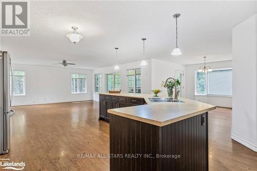 557 South Mary Lake Road, Huntsville, ON - Indoor Photo Showing Kitchen