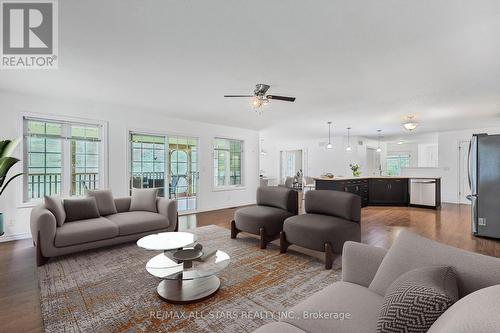 557 South Mary Lake Road, Huntsville, ON - Indoor Photo Showing Living Room