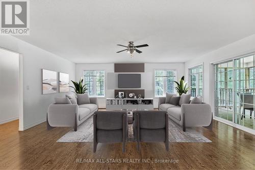 557 South Mary Lake Road, Huntsville, ON - Indoor Photo Showing Living Room