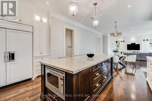 738 Balboa Drive, Mississauga, ON - Indoor Photo Showing Kitchen With Upgraded Kitchen