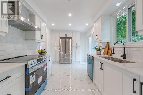 15 Woodridge Drive, Guelph (Parkwood Gardens), ON - Indoor Photo Showing Kitchen With Stainless Steel Kitchen With Double Sink With Upgraded Kitchen