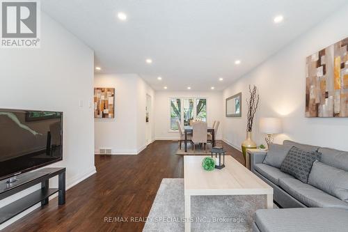 15 Woodridge Drive, Guelph (Parkwood Gardens), ON - Indoor Photo Showing Living Room