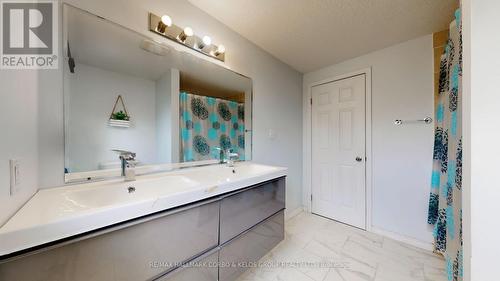 353 Westmeadow Drive, Kitchener, ON - Indoor Photo Showing Bathroom