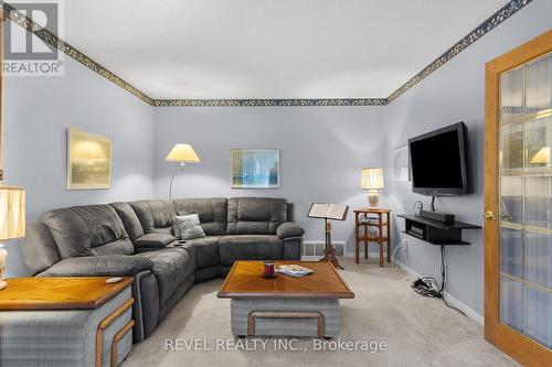 39 Grandview Crescent, Oro-Medonte, ON - Indoor Photo Showing Living Room