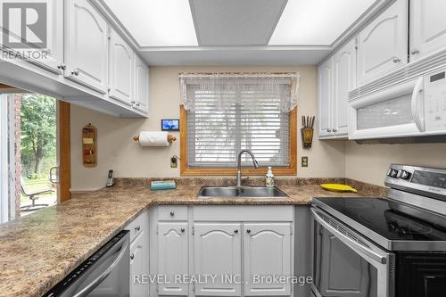 39 Grandview Crescent, Oro-Medonte, ON - Indoor Photo Showing Kitchen With Double Sink