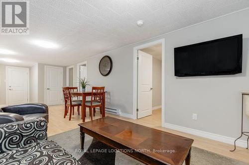 38 Laidlaw Street, Wasaga Beach, ON - Indoor Photo Showing Living Room