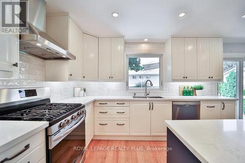 644 Maclaren Drive, Burlington (Roseland), ON - Indoor Photo Showing Kitchen With Upgraded Kitchen