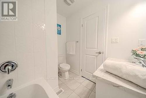 388 Okanagan Path, Oshawa, ON - Indoor Photo Showing Bathroom