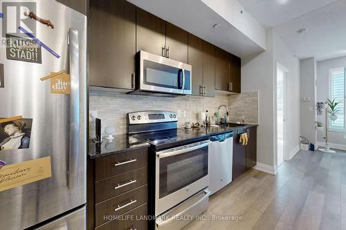 910 - 7167 Yonge Street, Markham (Grandview), ON - Indoor Photo Showing Kitchen With Upgraded Kitchen