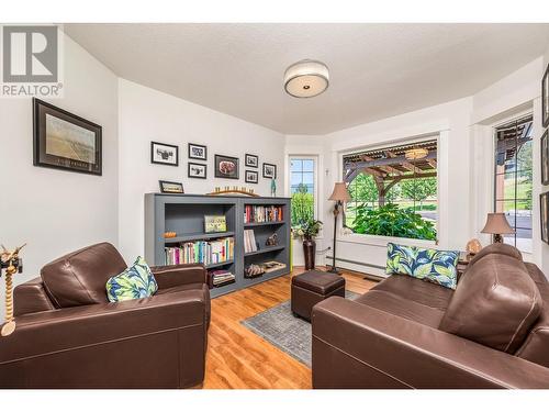 5115 Hartnell Road, Vernon, BC - Indoor Photo Showing Living Room