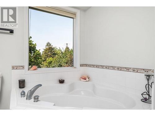 5115 Hartnell Road, Vernon, BC - Indoor Photo Showing Bathroom