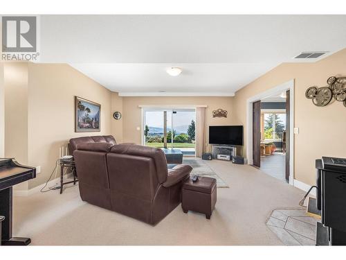 5115 Hartnell Road, Vernon, BC - Indoor Photo Showing Living Room