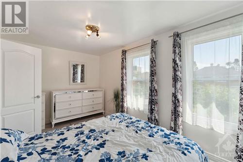 2424 Falcon Avenue, Ottawa, ON - Indoor Photo Showing Bedroom