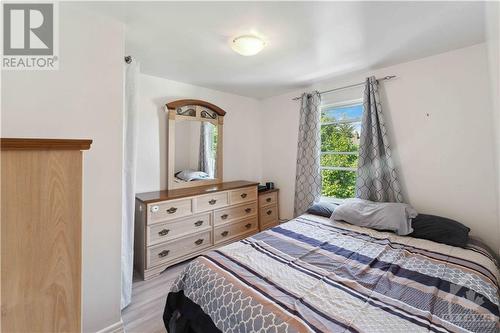 2424 Falcon Avenue, Ottawa, ON - Indoor Photo Showing Bedroom