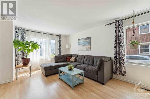 2424 Falcon Avenue, Ottawa, ON - Indoor Photo Showing Living Room