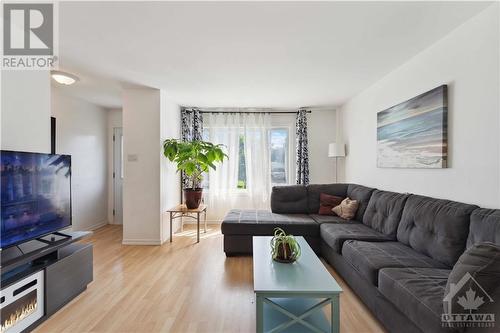 2424 Falcon Avenue, Ottawa, ON - Indoor Photo Showing Living Room