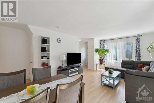 2424 Falcon Avenue, Ottawa, ON - Indoor Photo Showing Living Room