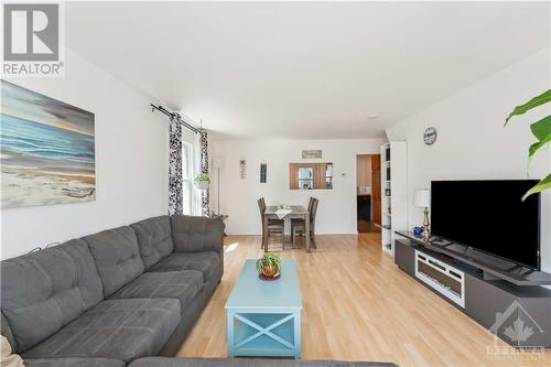 2424 Falcon Avenue, Ottawa, ON - Indoor Photo Showing Living Room