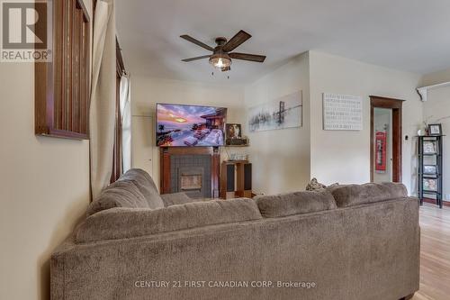 514 Elizabeth Street, London, ON - Indoor Photo Showing Living Room With Fireplace