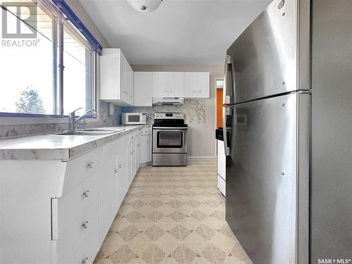 530 3Rd Avenue, Esterhazy, SK - Indoor Photo Showing Kitchen With Double Sink