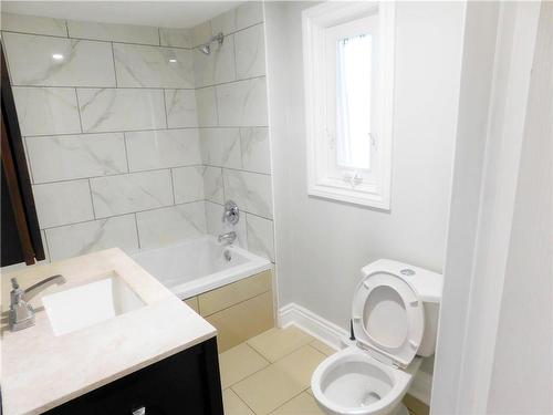 8 Harvey Street, Hamilton, ON - Indoor Photo Showing Bathroom