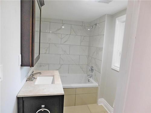 8 Harvey Street, Hamilton, ON - Indoor Photo Showing Bathroom