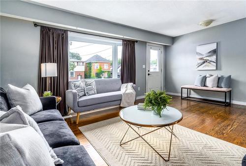 28 East 23Rd Street, Hamilton, ON - Indoor Photo Showing Living Room