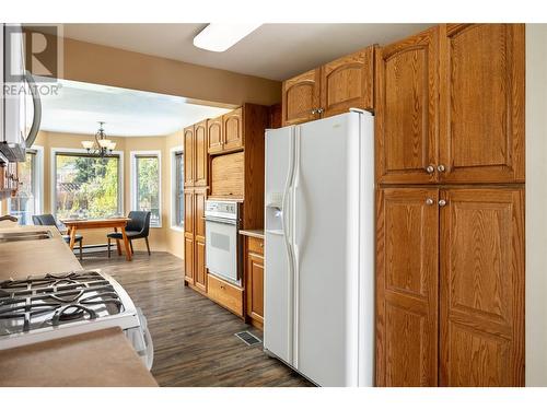 4452 Lakeshore Road, Kelowna, BC - Indoor Photo Showing Kitchen