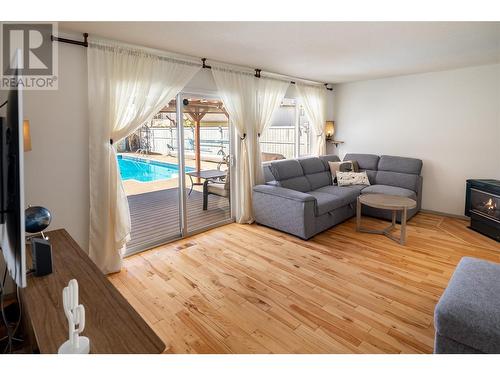 4452 Lakeshore Road, Kelowna, BC - Indoor Photo Showing Living Room