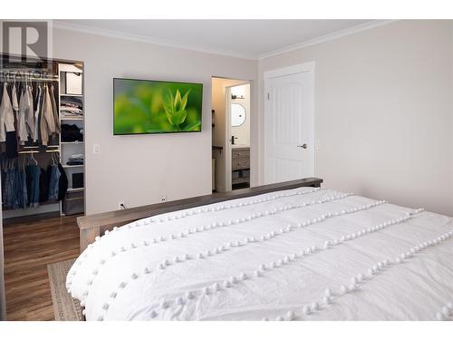 4452 Lakeshore Road, Kelowna, BC - Indoor Photo Showing Bedroom