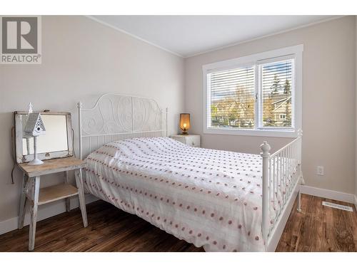 4452 Lakeshore Road, Kelowna, BC - Indoor Photo Showing Bedroom