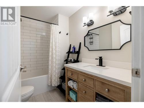 4452 Lakeshore Road, Kelowna, BC - Indoor Photo Showing Bathroom