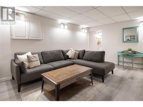 4452 Lakeshore Road, Kelowna, BC - Indoor Photo Showing Living Room