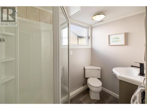 4452 Lakeshore Road, Kelowna, BC - Indoor Photo Showing Bathroom