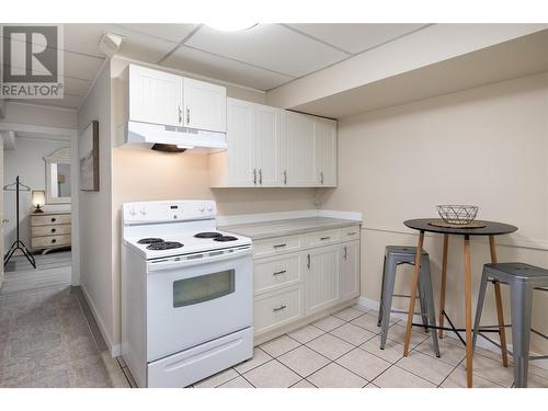 4452 Lakeshore Road, Kelowna, BC - Indoor Photo Showing Kitchen