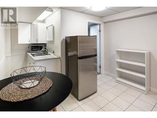 4452 Lakeshore Road, Kelowna, BC - Indoor Photo Showing Kitchen