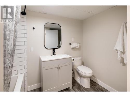 4452 Lakeshore Road, Kelowna, BC - Indoor Photo Showing Bathroom