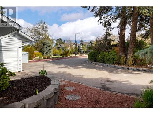 4452 Lakeshore Road, Kelowna, BC - Outdoor