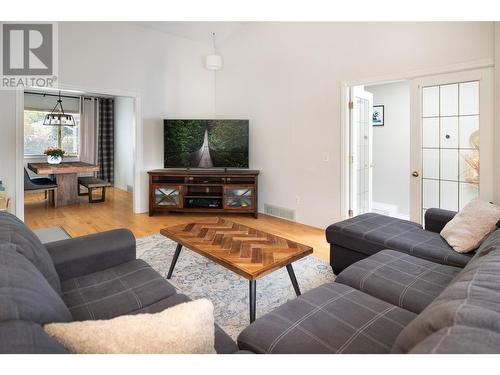 4452 Lakeshore Road, Kelowna, BC - Indoor Photo Showing Living Room