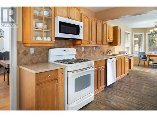 4452 Lakeshore Road, Kelowna, BC - Indoor Photo Showing Kitchen