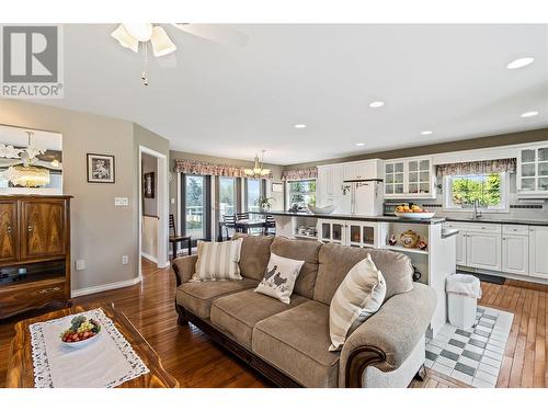 2422 Eagle Bay Road, Blind Bay, BC - Indoor Photo Showing Living Room